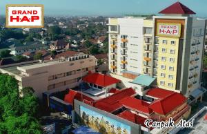 un edificio con un techo rojo y un cartel que lee Grand tenía en Grand HAP Solo en Solo