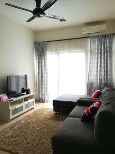TV a/nebo společenská místnost v ubytování Meridin Bayvue Serviced Apt