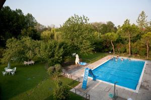 Bazén v ubytování Relais Leon d'Oro nebo v jeho okolí