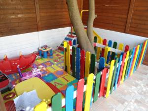una zona de juegos infantil con una valla de madera en Evi Apartments And Studios, en Theologos