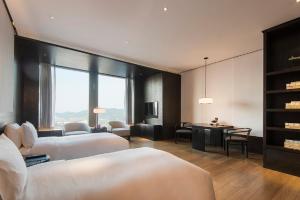 Tempat tidur dalam kamar di Hyatt Regency Wuhan Optics Valley