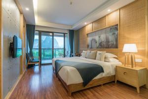 Tempat tidur dalam kamar di Yangshuo Zen Garden Resort