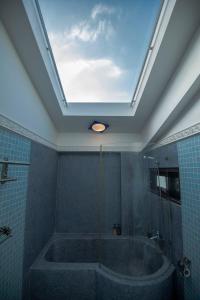 馬公市的住宿－海旅巢民宿 ，浴室配有带天窗的大浴缸