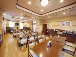 Ресторант или друго място за хранене в Hotel Route-Inn Kikugawa Inter