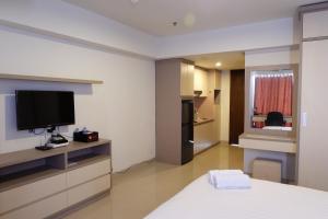 Μια τηλεόραση ή/και κέντρο ψυχαγωγίας στο Best Price Studio Apartment The H Residence near MT Haryono By Travelio