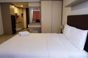 Ένα ή περισσότερα κρεβάτια σε δωμάτιο στο Best Price Studio Apartment The H Residence near MT Haryono By Travelio