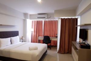 Ένα ή περισσότερα κρεβάτια σε δωμάτιο στο Best Price Studio Apartment The H Residence near MT Haryono By Travelio