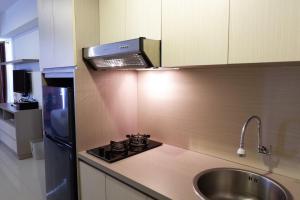 Η κουζίνα ή μικρή κουζίνα στο Best Price Studio Apartment The H Residence near MT Haryono By Travelio