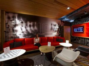 Area lounge atau bar di Ibis Vienna Airport