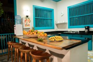 a kitchen with a table with bowls of fruit on it at Casa de las Dos Palmas in Salento