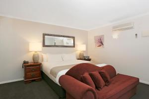 En eller flere senge i et værelse på Quality Inn & Suites The Menzies