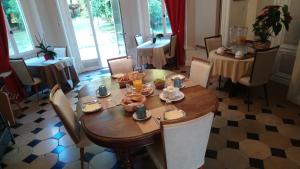 ein Esszimmer mit einem Tisch mit Essen drauf in der Unterkunft chateau de Pougy in Pougy