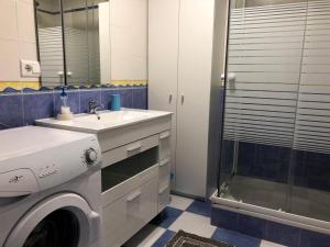 アリカンテにあるApartamento con espectaculares vistasのバスルーム(洗濯機、シンク付)
