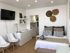 アリカンテにあるApartamento con espectaculares vistasのベッドルーム1室(ベッド1台、壁掛けテレビ付)