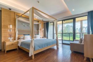 Tempat tidur dalam kamar di Yangshuo Zen Garden Resort