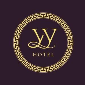 złote luksusowe logo hotelu na ciemnym tle w obiekcie Hotel Ulan-Ude w Ułan Ude