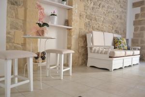 A seating area at PIETRAVIVA