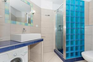 a bathroom with a sink and a shower at Apartament Sunrise Spacerowa by Renters in Kołobrzeg