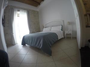 A bed or beds in a room at PIETRAVIVA