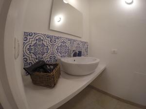 A bathroom at PIETRAVIVA