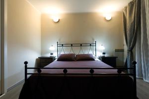 1 dormitorio con 1 cama con 2 mesitas de noche y 2 lámparas en La Bella Casa del Cuoco, en Campi Bisenzio