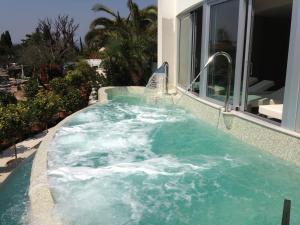 Бассейн в Olivi Hotel & Natural Spa или поблизости