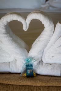 a pair of towels in the shape of a heart at Pili Pili Beach Cabanas in Sedgefield