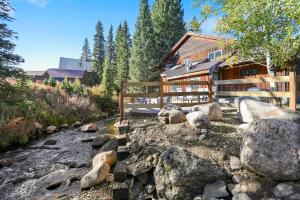 Foto da galeria de Slopeside Luxury Chalet on the River Next To Resort With Hot Tub & Gas Firepit - 500 Dollars Of FREE Activities & Equipment Rentals Daily em Winter Park