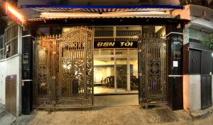 una entrada a una tienda con una puerta de metal ornamentada en My Friends Hotel, en Ho Chi Minh