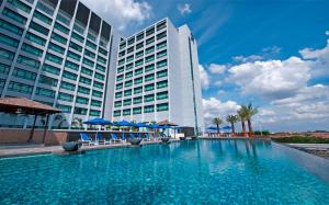 ein Hotel mit einem Pool vor einem Gebäude in der Unterkunft Royale Chulan Damansara in Petaling Jaya