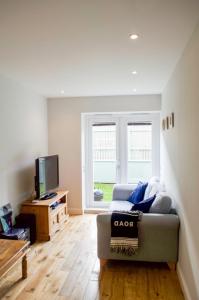 2 Bedroom Apartment in Edinburgh with Private Garden tesisinde bir oturma alanı