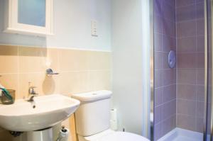 2 Bedroom Apartment in Edinburgh with Private Garden tesisinde bir banyo