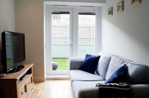 2 Bedroom Apartment in Edinburgh with Private Garden tesisinde bir oturma alanı