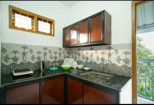 uma cozinha com um lavatório e uma bancada em Munnar Minds Homestay em Munnar
