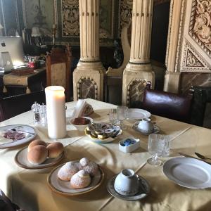 卡塔尼亞的住宿－伊爾卡拉瓦喬住宿加早餐酒店，餐桌上放有食物盘子的桌子
