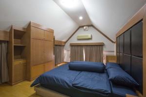 バンコクにあるYoung Placeのベッドルーム1室(青い大型ベッド1台付)