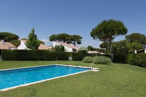 パルスにある3 bedroom house in Platja de Pals w/ garden and shared pool (H35)の家庭のスイミングプール