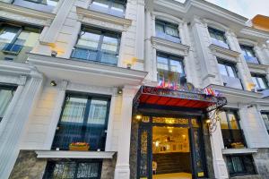 ein weißes Gebäude mit Zugang zu einem Geschäft in der Unterkunft Yılsam Sultanahmet Hotel in Istanbul