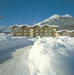 ein Schneehaufen vor einem Hotel in der Unterkunft Hotel Al Plan Andalo in Andalo