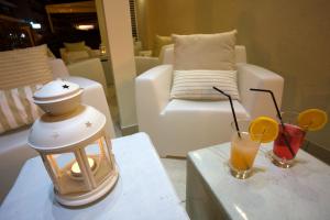 a room with a table with a blender and two drinks at Residence Belmare in Rimini