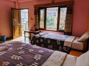 Llit o llits en una habitació de Hotel Lotus Inn