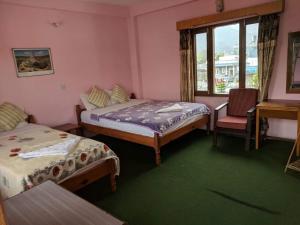 Llit o llits en una habitació de Hotel Lotus Inn