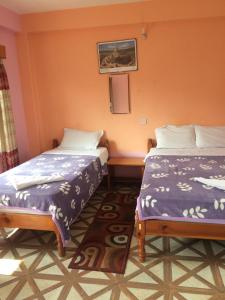 Llit o llits en una habitació de Hotel Lotus Inn