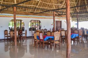 מסעדה או מקום אחר לאכול בו ב-Coconut Tree Village Beach Resort