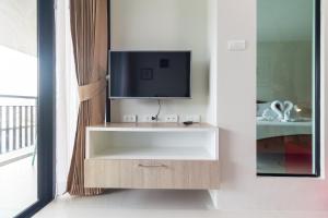 Télévision ou salle de divertissement dans l'établissement Apartments at The Bliss Condo by Lofty