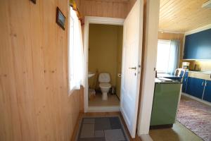 ein Bad mit einem Waschbecken und einem WC in einem Zimmer in der Unterkunft Gullesfjord Camping in Gullesfjord
