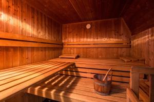 an empty wooden sauna with a bucket in it at Hotel Schloss Neustadt-Glewe in Neustadt-Glewe