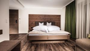 Łóżko lub łóżka w pokoju w obiekcie Aktivhotel Tuxerhof