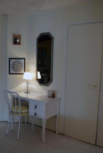 a desk with a lamp and a chair in a room at Les remparts d'Angoulême in Angoulême