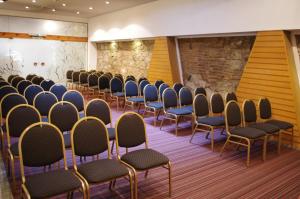 a conference room with rows of chairs in a row at Hotel Felipe II in Cordoba